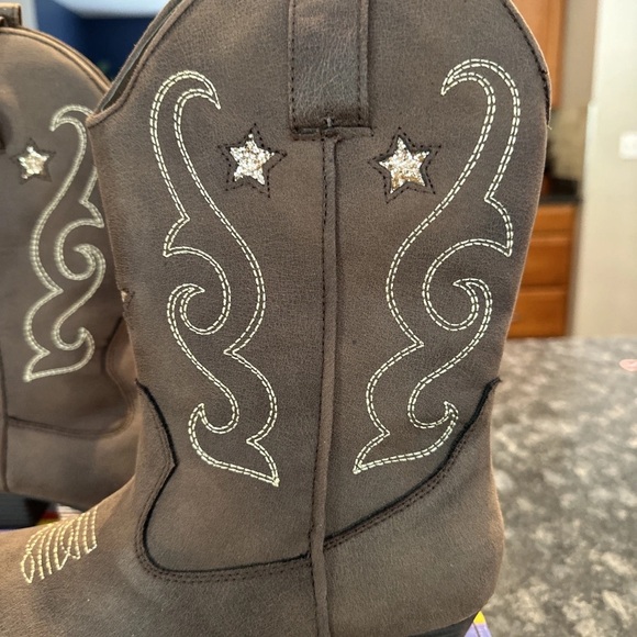 MIA Girls Cowboy Boots Brown & Sparkly Star Cowgirl Low Heel BRAND NEW! Size 5 - Picture 3 of 7